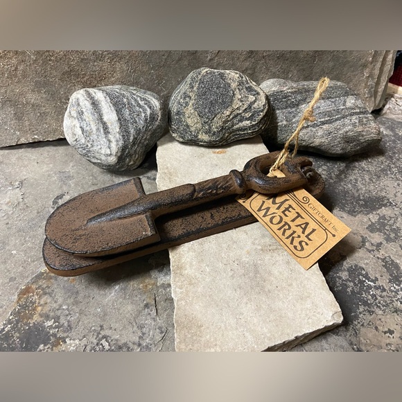 Cast Iron Shovel Door Knocker & Pull Handle - Picture 9 of 12